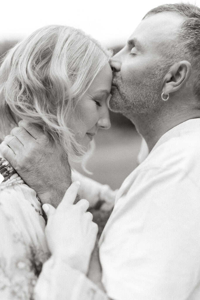 Family photography Sydney – dad kissing mum sweetly